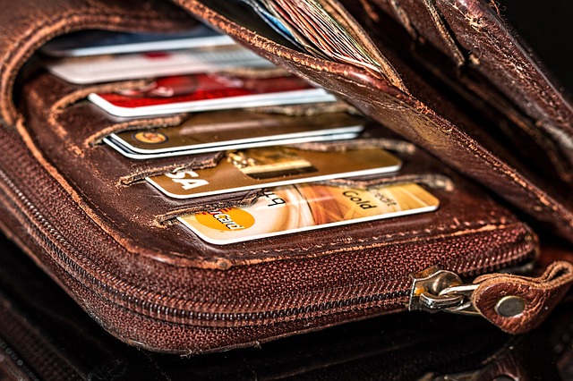 peněženka a kreditní karty