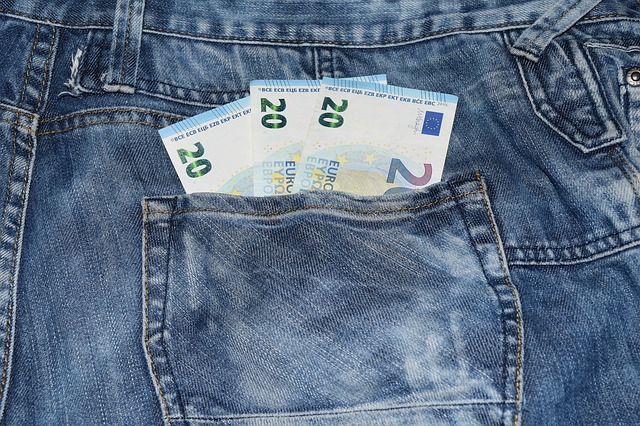 bankovky v kapse, džíny, eura